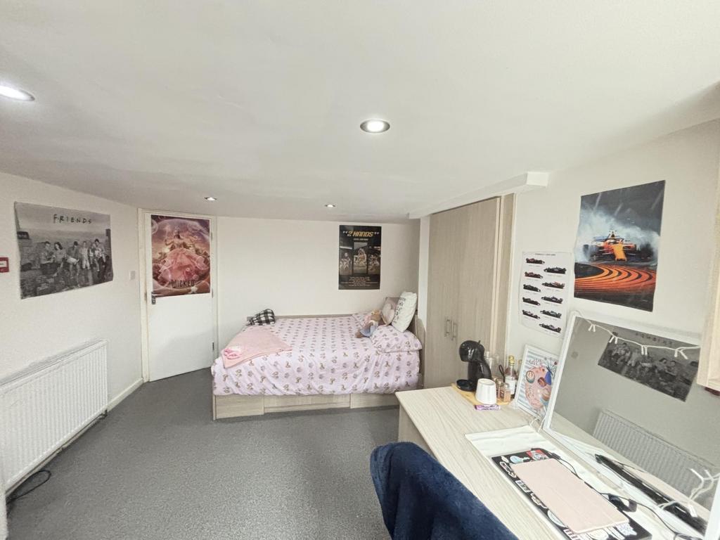 Bright, tidy bedroom with a comfortable single ...