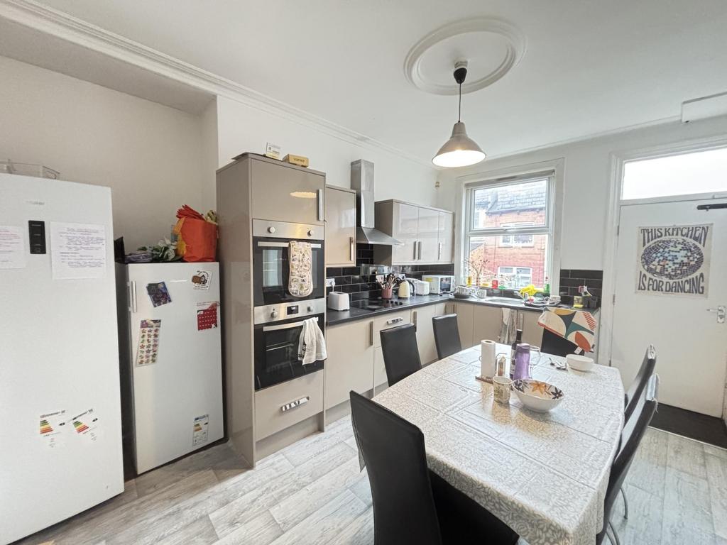 Bright, modern kitchen with integrated applianc...