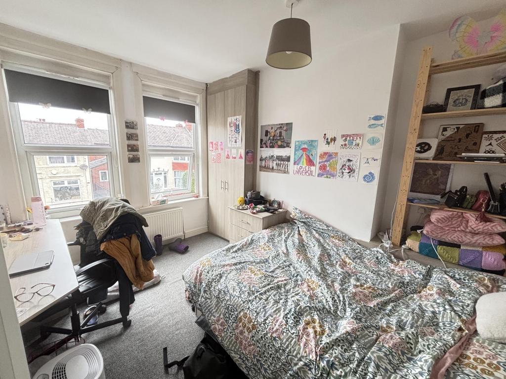 Bright, well-lit double bedroom with large bay ...