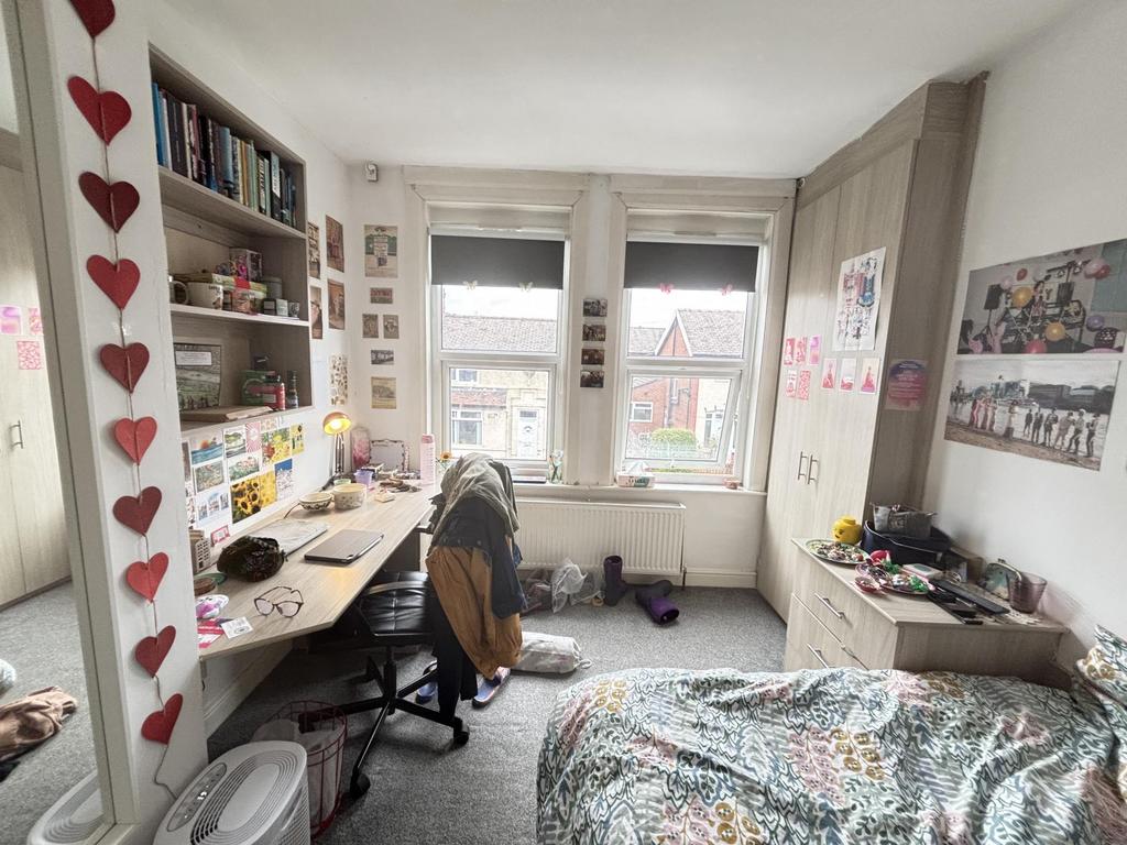 Bright, well-organised double bedroom with a fu...