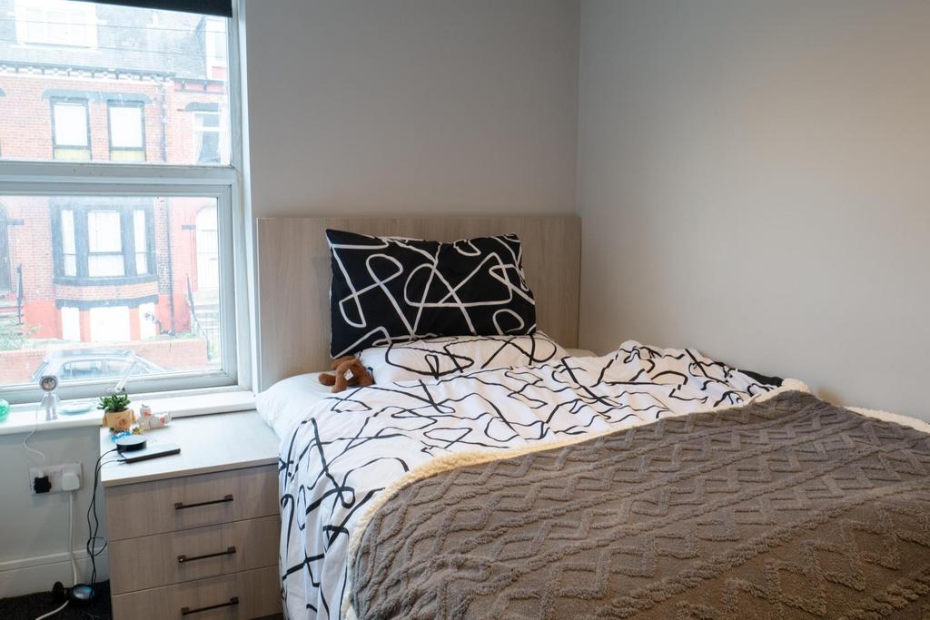 A bright, well-maintained double bedroom featur...