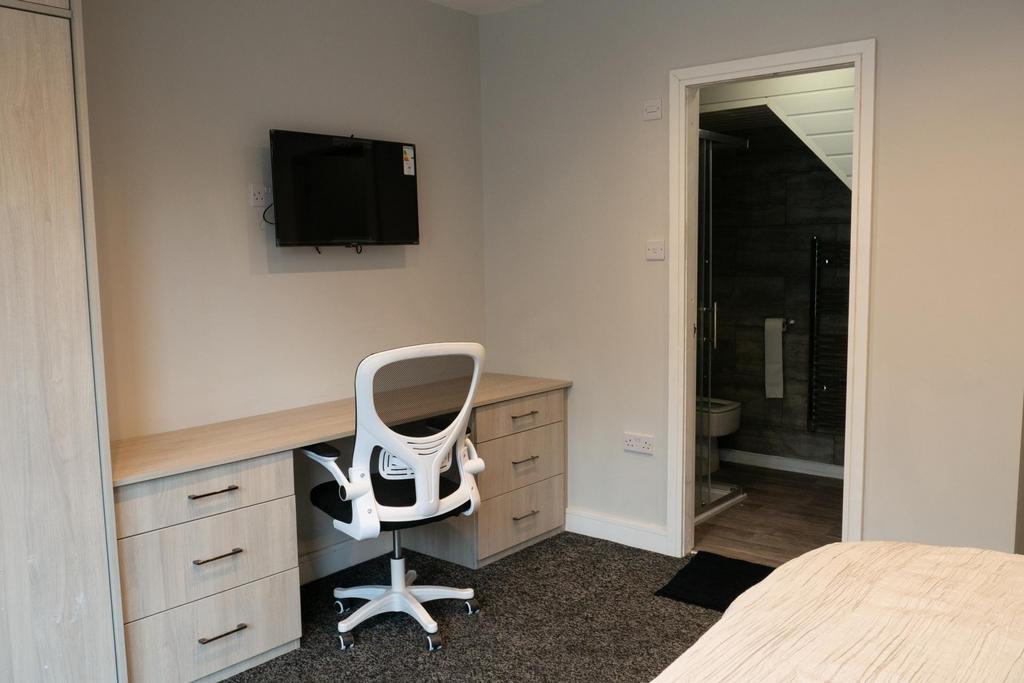 Well-presented bedroom with a built-in desk and...