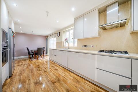 17 Reddington Drive, Slough, SL3 7QT