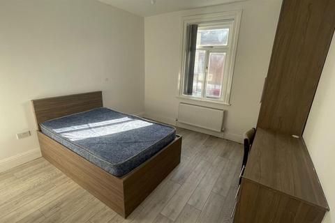 3 bedroom house to rent, Thorn Grove, Manchester M14
