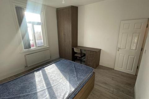 3 bedroom house to rent, Thorn Grove, Manchester M14