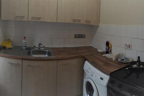 3 bedroom house to rent, Dickenson Road, Manchester M14
