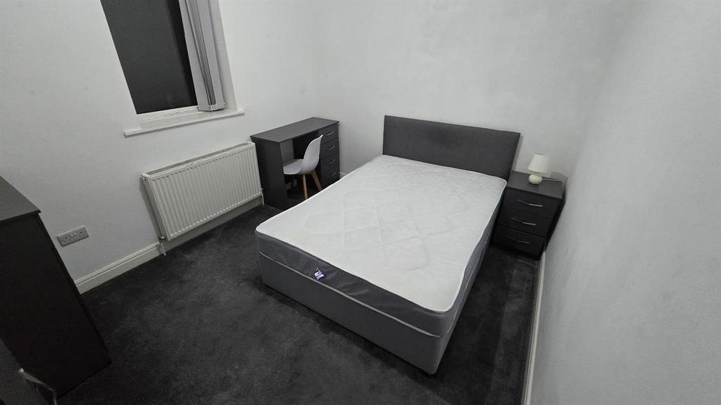 A clean and well-maintained double bedroom feat...