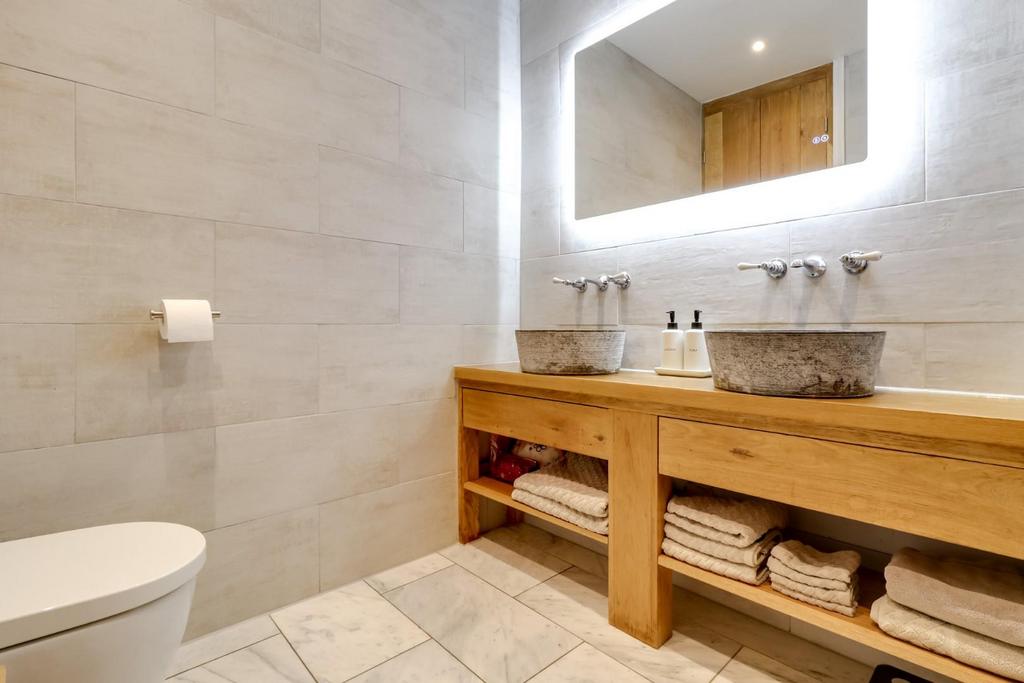 Bathroom (1).jpg