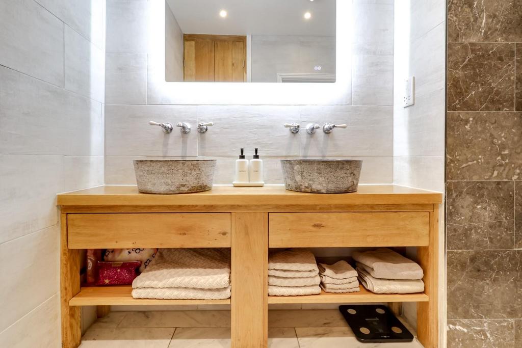 Bathroom (2).jpg