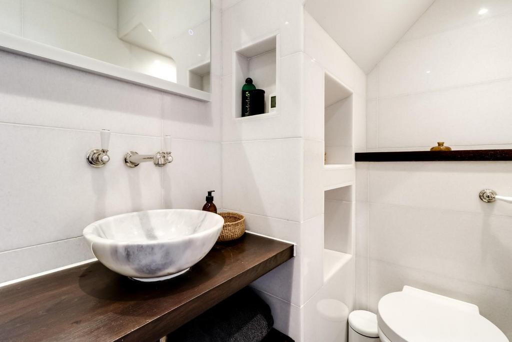Downstairs Bathroom (5).jpg