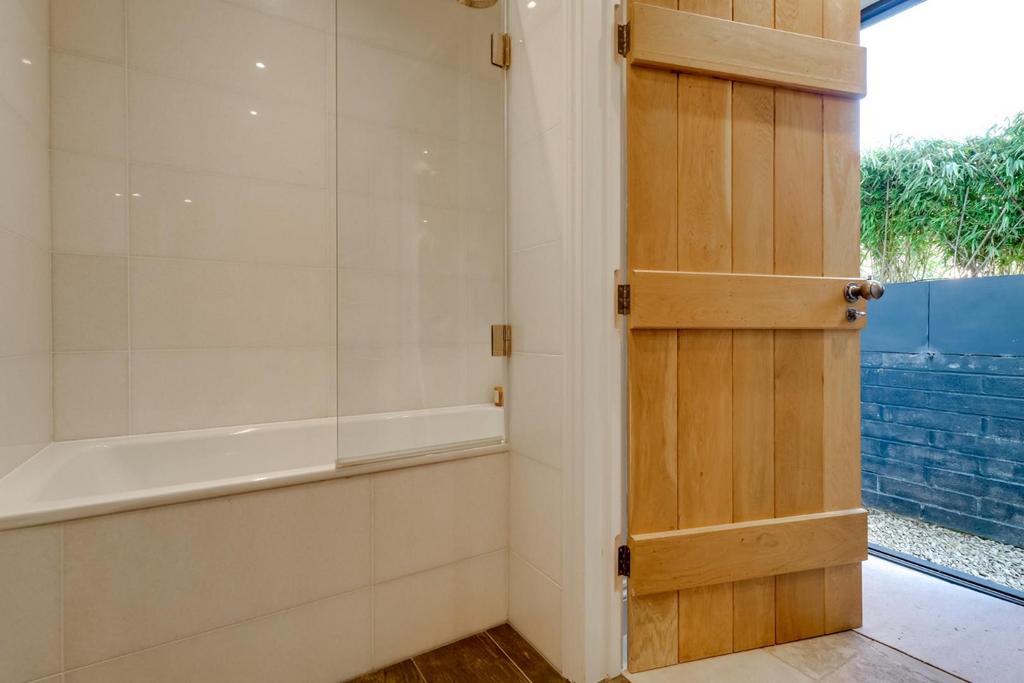 Downstairs Bathroom (2).jpg
