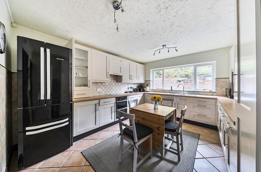 1364643-4-68ee70b...