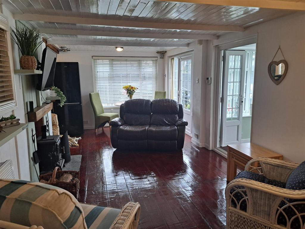 Living/dining area