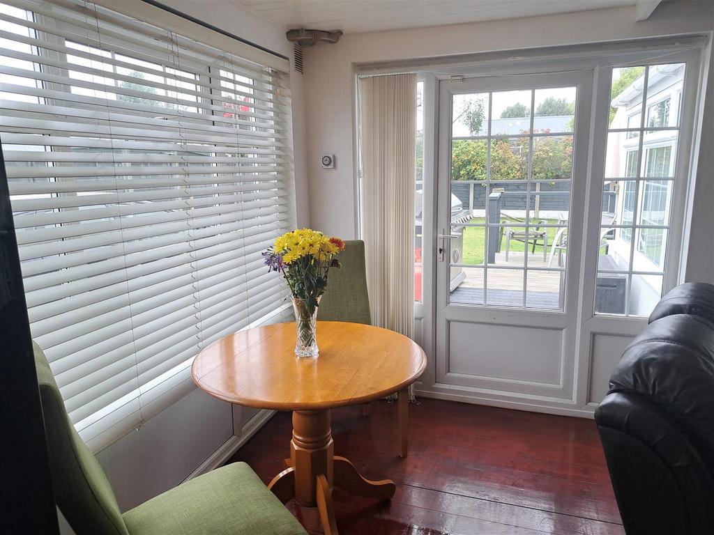 Living/dining area