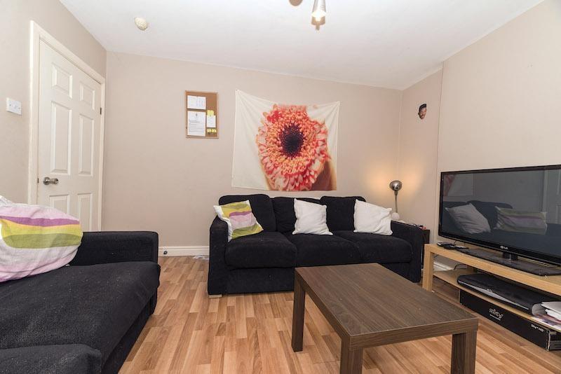 Bright, neatly presented living room with comfo...
