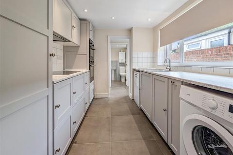 2 bedroom semi-detached house to rent, New Park Street, Colchester