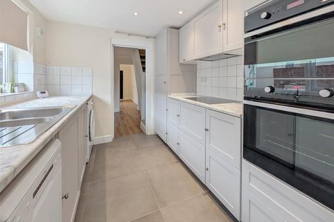 2 bedroom semi-detached house to rent, New Park Street, Colchester