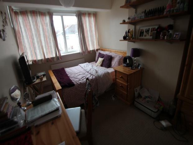 A cozy bedroom featuring a double bed positione...