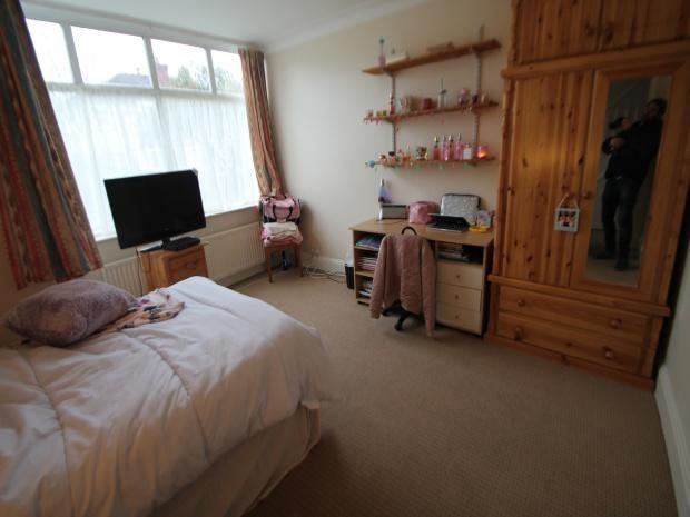 A cozy bedroom featuring a comfortable double b...