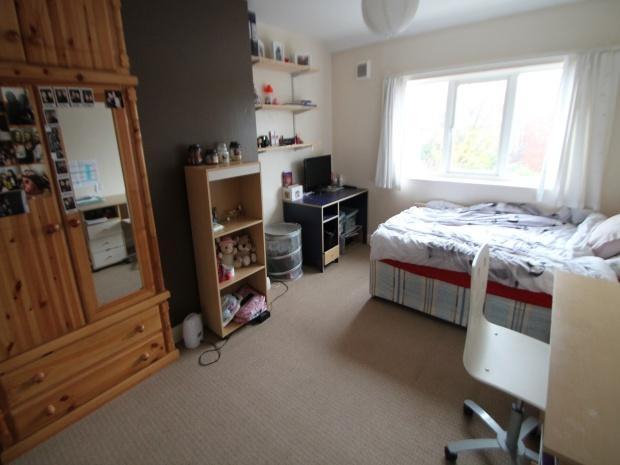 A cozy bedroom featuring a double bed positione...