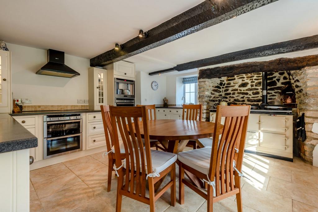 Kitchen/B&#39;fast Room
