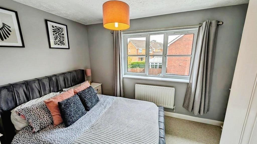 44 Coopers Drive bed 2 a.jpg