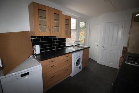 5 bedroom end of terrace house to rent, Benjamin Road, High Wycombe HP13