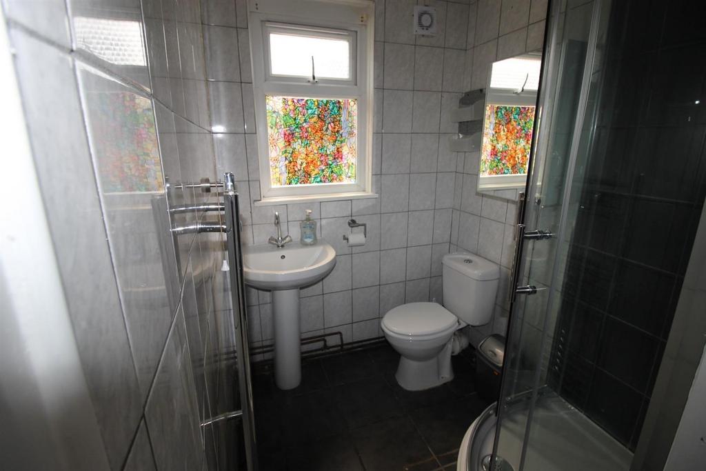 Bathrroom 2.jpg