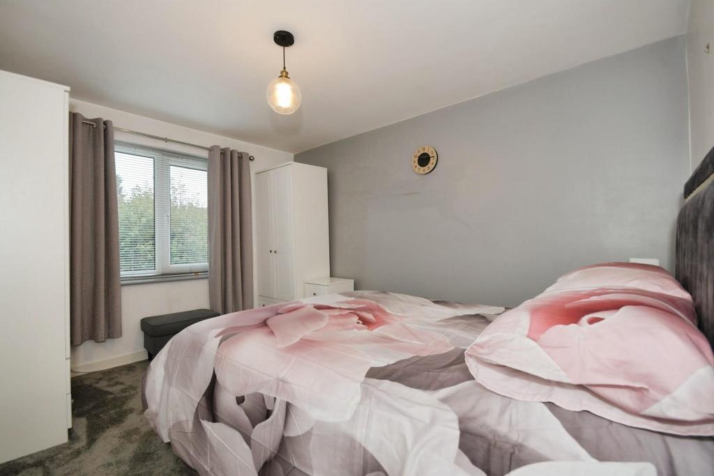BEDROOM 1 04.jpg