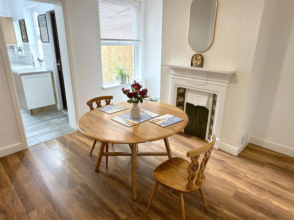 DINING ROOM.jpg