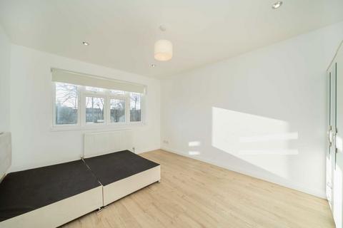 4 bedroom house to rent, Hervey Close, London N3