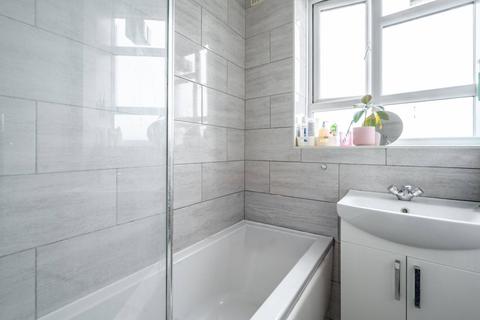 64 Tyneham Close, London, SW11 5XW