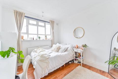 64 Tyneham Close, London, SW11 5XW
