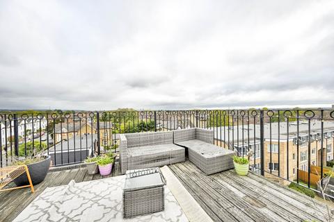 3 bedroom flat to rent, Robinson Road London, Colliers Wood, London, SW17