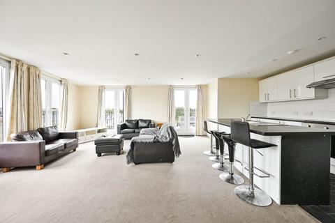 3 bedroom flat to rent, Robinson Road London, Colliers Wood, London, SW17