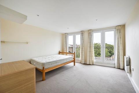 3 bedroom flat to rent, Robinson Road London, Colliers Wood, London, SW17