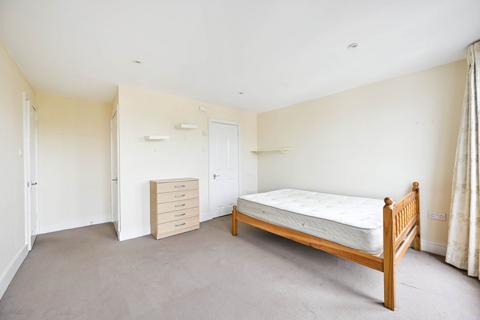 3 bedroom flat to rent, Robinson Road London, Colliers Wood, London, SW17