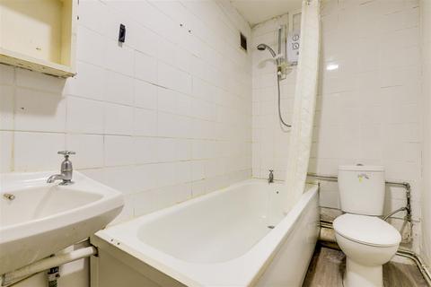3 bedroom end of terrace house for sale, Lismore Close, Nottingham NG7