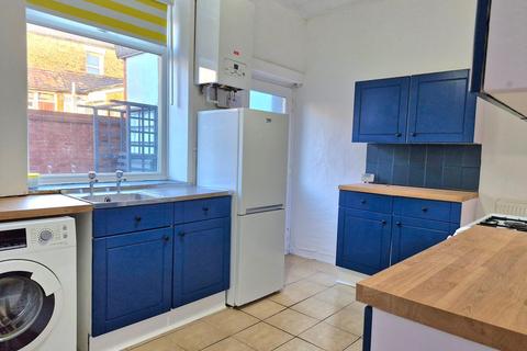 2 bedroom terraced house to rent, Holland Street, Bolton, BL1
