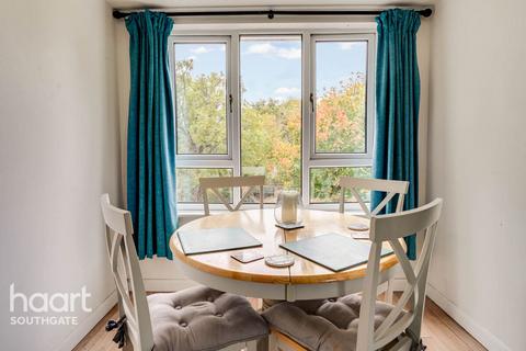 2 bedroom flat for sale, Badgers Close, Enfield