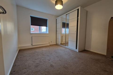 4 bedroom detached bungalow to rent, Limes Avenue, Chigwell IG7