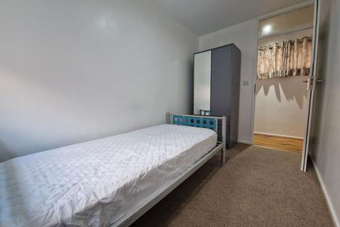 4 bedroom detached bungalow to rent, Limes Avenue, Chigwell IG7