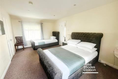 3 bedroom flat to rent, Park Road, PO37