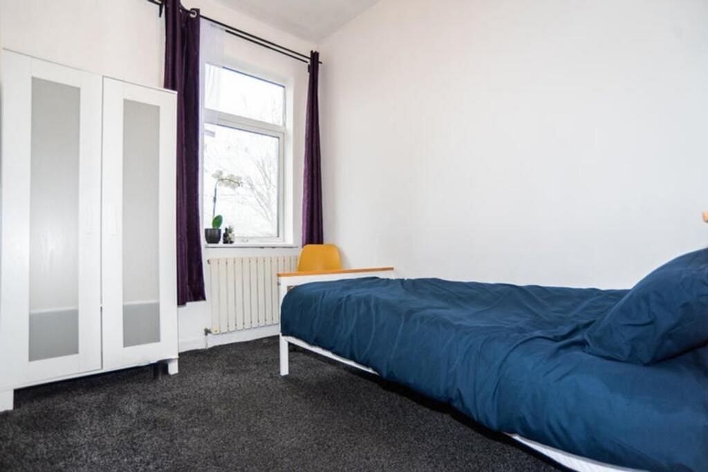 A cozy double bedroom featuring a comfortable b...