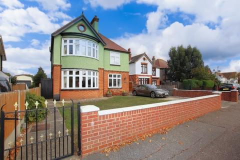 4 bedroom detached house for sale, Vicarage Gardens, Clacton on Sea, CO15