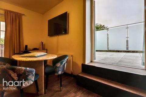2 bedroom flat for sale, West Street, Carshalton