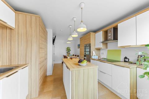 4 bedroom semi-detached house for sale, Poplar Grove, Pontefract WF8