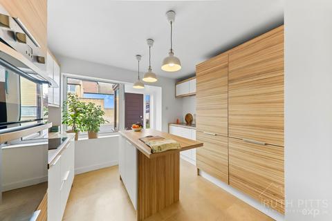 4 bedroom semi-detached house for sale, Poplar Grove, Pontefract WF8