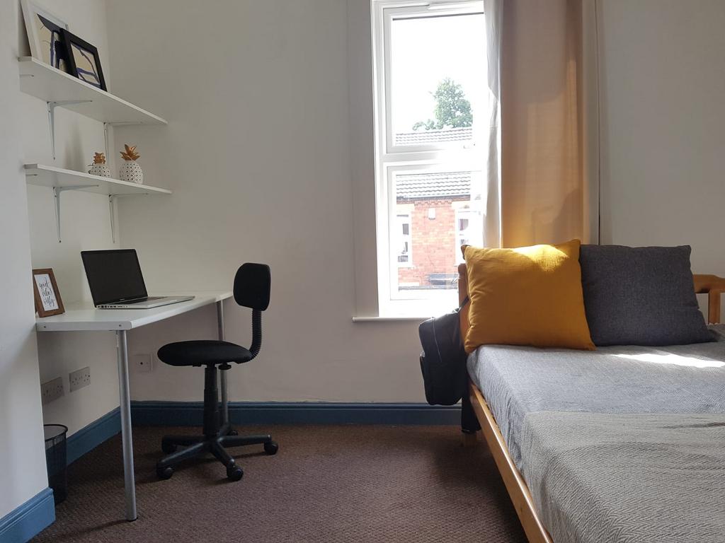 40 Vernon Street - Bed.jpeg