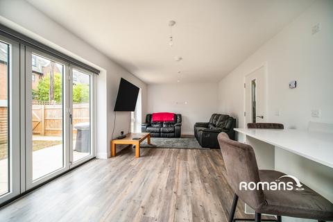 4 bedroom terraced house to rent, Station Road, Hook, Hampshire, RG27